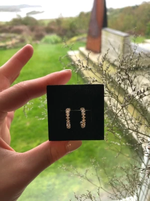 Silver hoops - Säljer dessa silver örhängen med små diamanter i, ej äkta silver eller diamanter och aldrig använda. Skriv om ni vill ha mer info eller bilder❤️