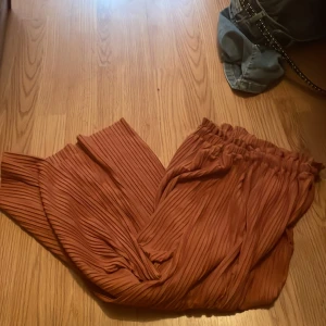 Bruna byxor! - Bruna byxor i storlek 134-140! Säljer pga: för små. Kom gärna med pris förslag!