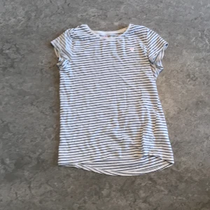  T-shirt  -  säljer den här fina t-shirten från h&m färg svart vit storlek 134 till 140 