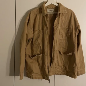 Beige jacka - Beige jacka i storlek M från pull&bear.