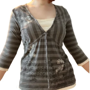 grå långärmad topp - söt tight grå långärmad topp med blommönster