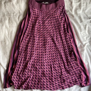 Stickad midikjol💕 - Fin stickad kjol i olika mönster från Zara. Har en slit på vänster sida!🤩 