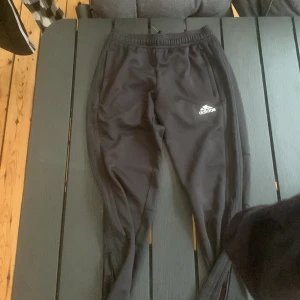 Adidas tränings byxor - Tjena! jag säljer ett par adidas byxor.skick 8/10 har använt några gånger men inte många.