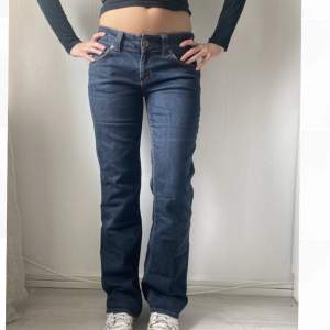lågmidjade jeans från tommy hilfiger. köps på @revivedfashion.uf på instagram‼️🚨midjemått 80cm, innerbenslängd 80cm.