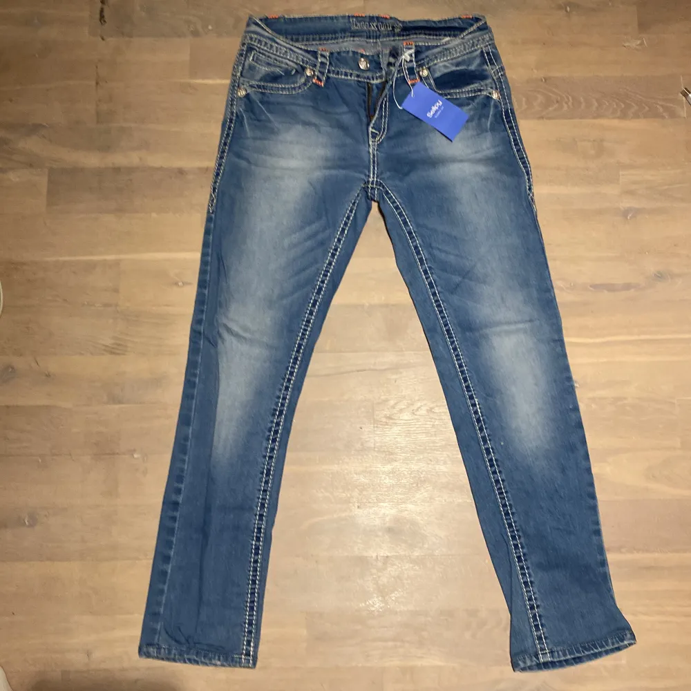 Ett par jätte fina blir monkey jeans i low waist.Dom är helt oanvänd i nytt skick . Jeans & Byxor.