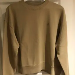 Säljer nu denna Gant sweatshirt som aldrig kommit till användning. Den är i storlek M och en jättemysig brunbeige färg. Nypris:1100kr Mitt pris:350kr Skriv vid frågor!💞💕🍁🍂❤️‍🔥