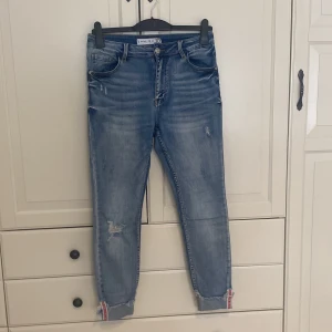 Blå jeans  - Bara använda 2 gånger jätte snygga och sköna ! 