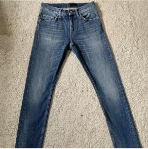 Tiger of Sweden jeans - Blå/mellanblå Tiger of Sweden jeans i helt nya. De är i en storlek jag inte bär oxh säljs därför. Testade en gång. Modellen heter pistolero
