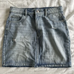 Jeanskjol  - Ljusblå jeanskjol i väldigt bra skick!