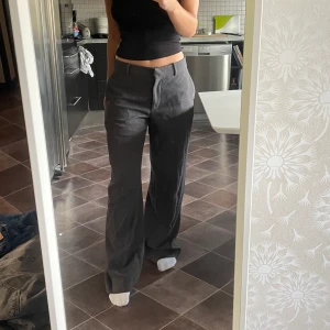 Byxor  - Gråa byxor från weekday. Inte använda många gånger. Varma och tjocka byxor , skönt nu i höst /vinter. (Jag är 160 cm)🩶