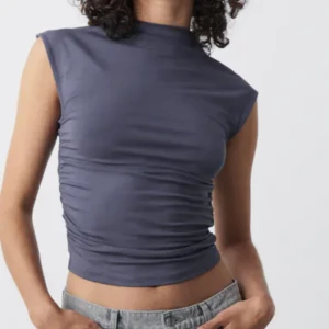 Soft touch top - Helt ny & oanvänd med lapp kvar. Slutsåld på hemsidan!! Storlek XS.  Färgen ”Blue Smoke” 🤍