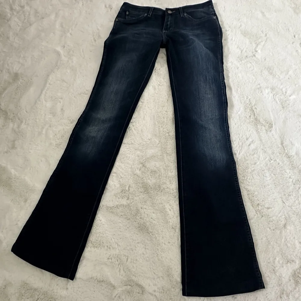 Säljer ett par jeans från märket Wrangler💕 Jeansen har väldigt låg midja och är  väldigt långa i benen ( L36 )  Extremt bra skick!!  Midja - 28 Ben -36. Jeans & Byxor.