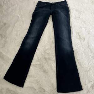 Säljer ett par jeans från märket Wrangler💕 Jeansen har väldigt låg midja och är  väldigt långa i benen ( L36 )  Extremt bra skick!!  Midja - 28 Ben -36