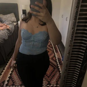 Spets topp - En hur fin som helst fest body från zara, använt ett par gånger och där av säljer jag också den då jag inte känner att den kommit till någon användning (pris kan diskuteras)