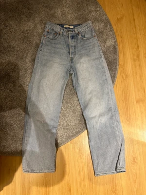 Levis jeans  - Ribcage straight, W25 L29 säljer för de är för små i midjan för mig. Annars i jättebra skick och kommer hålla länge till då alla Levis jeans gör det. 