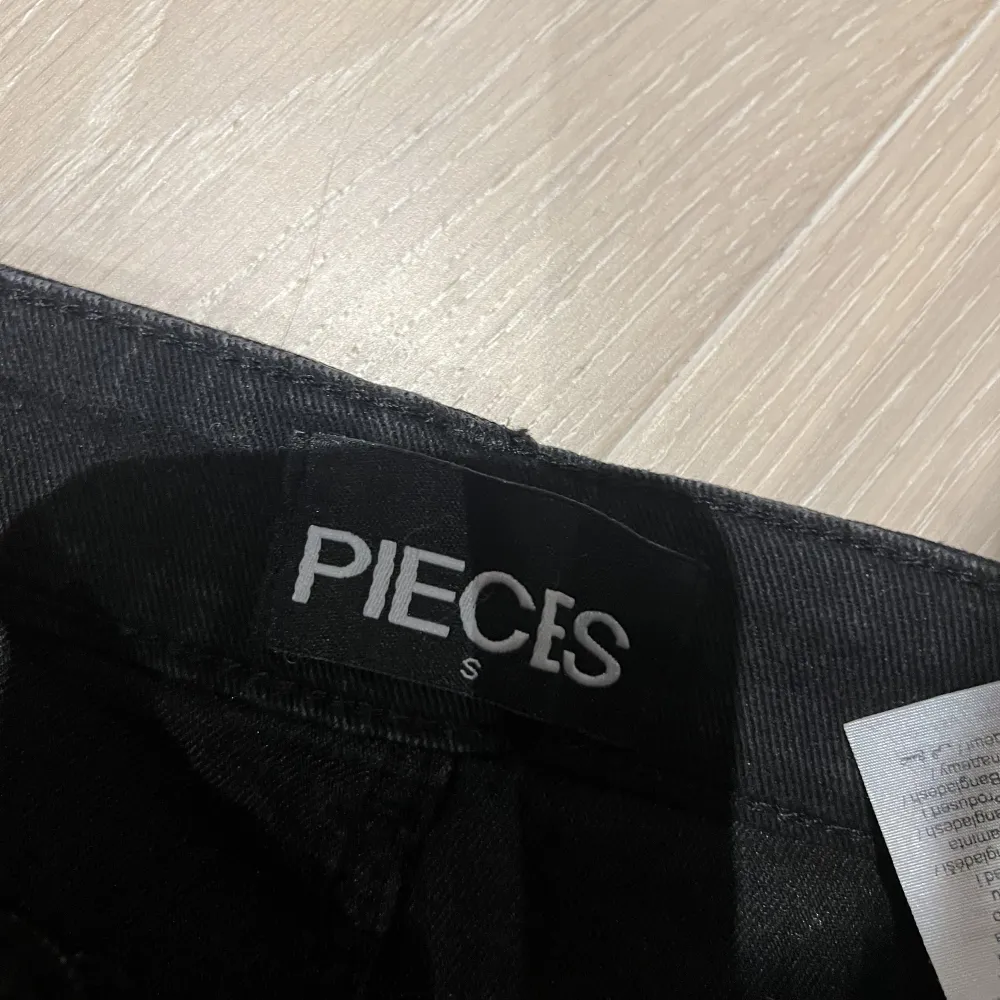 Svarta utsvängda byxor från Pieces, aldrig använda💗 . Jeans & Byxor.
