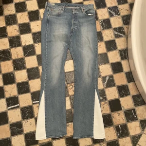 Levis 501 Flared - Köpta på Levi’s på Torp. Flare gjord av skräddare. Gjorda i stretch material, och använda tre fyra gånger.