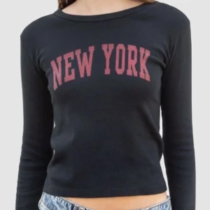 New york tröja!! - Lånade bilder!! Säljer denna jättefina tröjan från brandy Melville pågrund av att den inte kommer till användning! Hör av dig vid fler frågor!💗💗
