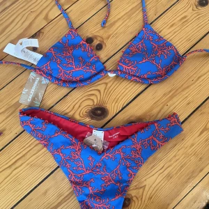 Calzedonia bikini  - Helt ny oanvänd med lapparna kvar. Underdelen är i Strl S och överdelen är i strl 80A/ 75B. Nypriset var 628kr för båda.
