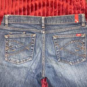hjälper min vän sälja hennes låg midjade jeans :) jättefina å aldrig använda🫶de köptes på plick. W30 och innebenslängd 78cm❤️