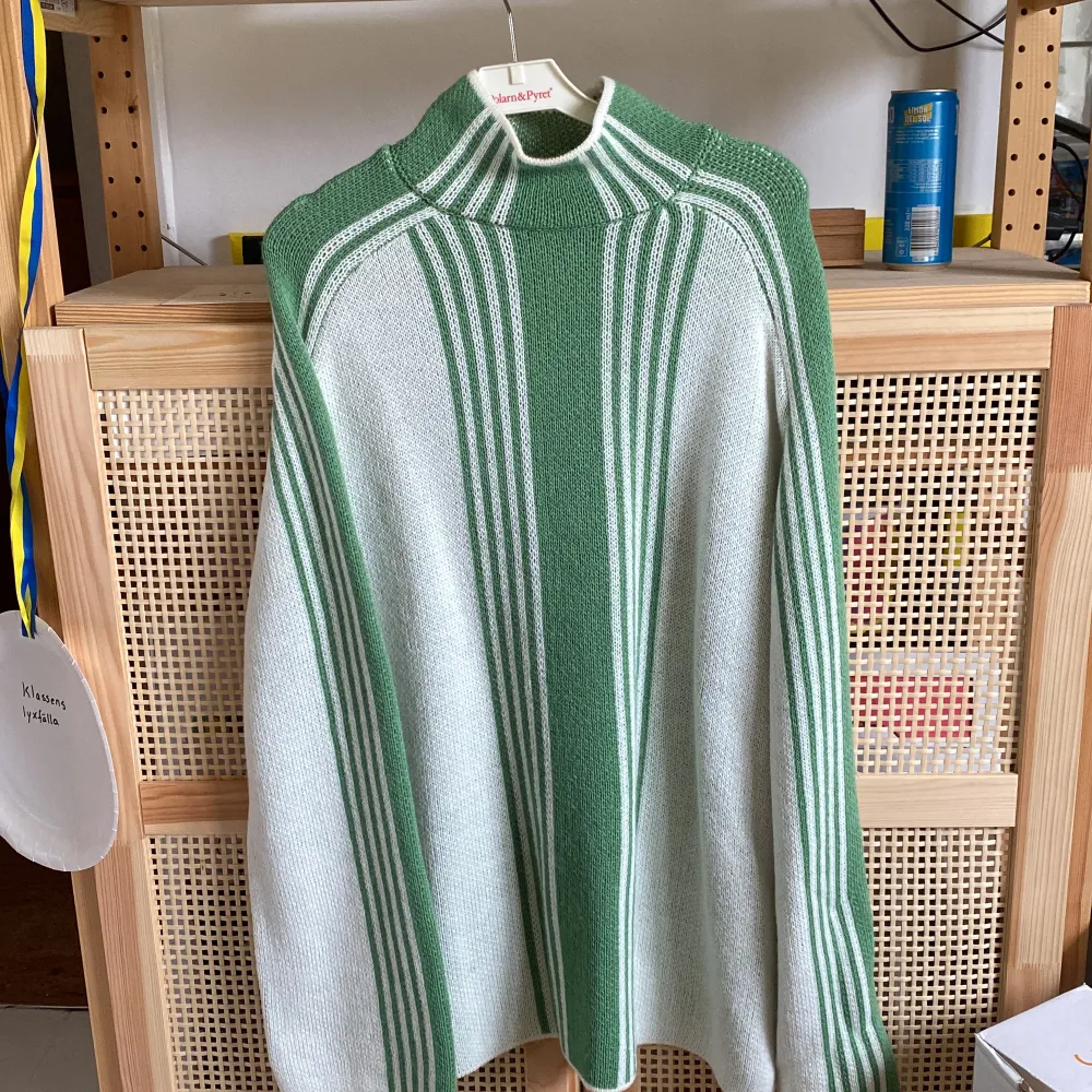 En grön och vit randig stickad tröja/klänning från NA-KD i strl M. Aldriga använd🥰. Stickat.