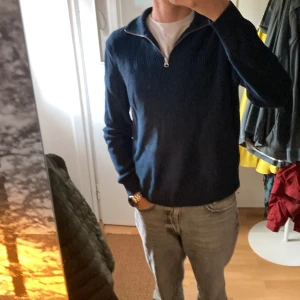 Zara Half Zip - väldigt snygg Zara half zip i storlek M Skicket är 9/10 inga defekter 