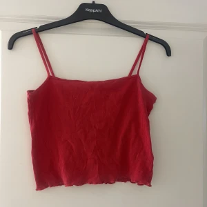 Linne - Rött linne i skönt material och i mycket gott skick 