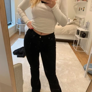 Svarta flare jeans - Snygga och bekväma oanvända svarta flare jeans 🩷perfekt längd på mig som är 171, hade kunnat passa lite längre också!