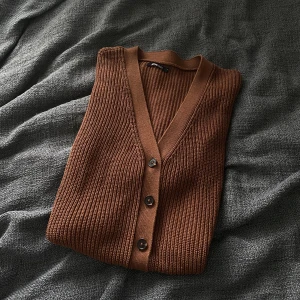 Kofta från Gina-tricot i storlek S - En jättesöt, brun, stickad kofta från Gina-tricot. Koftan är i storlek S och i bra skick! 