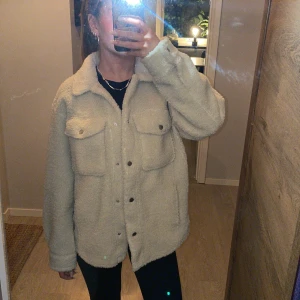 Jacka  - Jättefin krämvit jacka från h&m, perfekt till hösten eller våren 🤩200kr+frakt!!