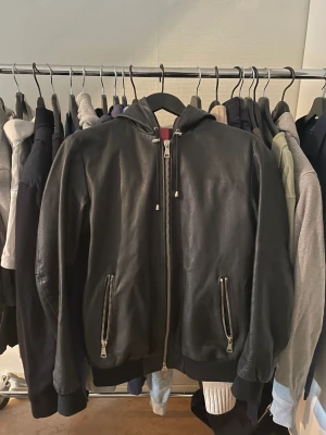 Sartoria Italiana jacka - As cool läder jacka. Köpt o gjord i Italien, nypris 4000:-, sparsamt använd. Storlek L men liten i storleken, sitter som en M, kan skicka fler bilder! Fråga på