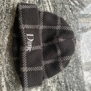 Dime mössa - Dime mössa i använt skick.