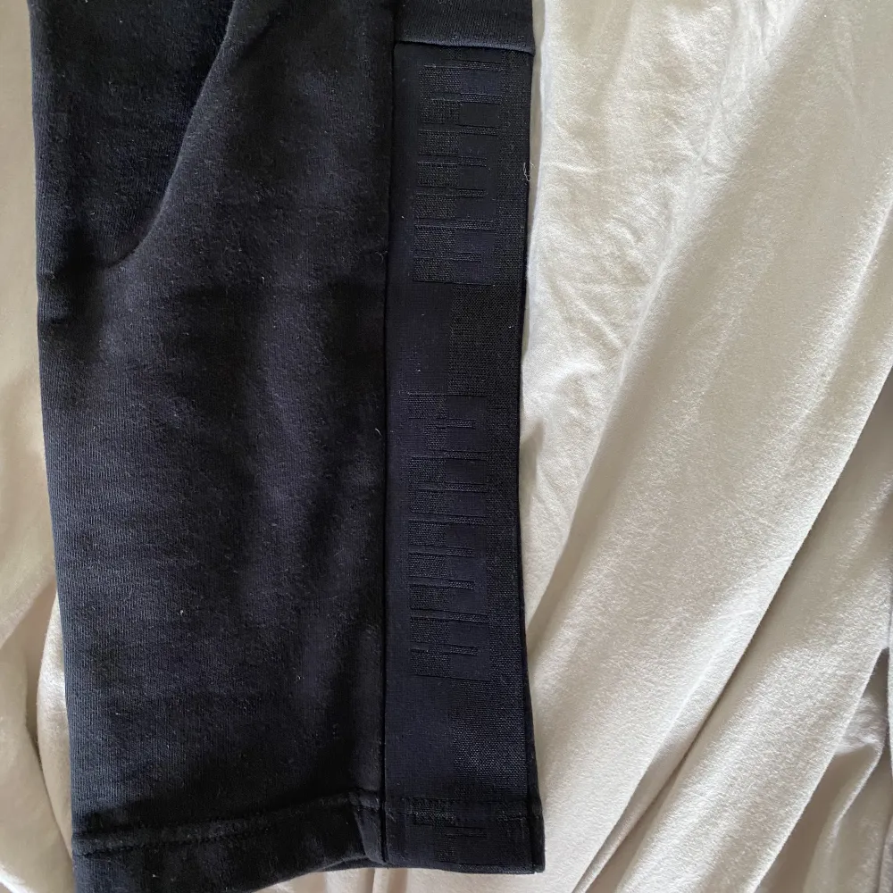 Svarta pumamjukis byxor i storlek s! 💗 Väldigt sköna och snygga! 🫶🏼🫶🏼. Jeans & Byxor.