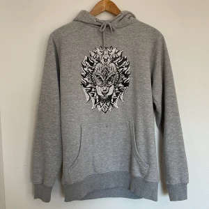 Hoodie med tryck  - Ok skick 
