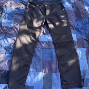 Kostymbyxor - Otroligt sköna byxor som passar för allt, golfa, finare evenemang, club, dejt mm, midjemått mått tvärs över 42cm, totala längd 103cm. Dm vid frågor:)