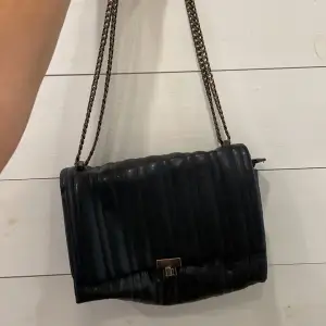 Zara väska svart 