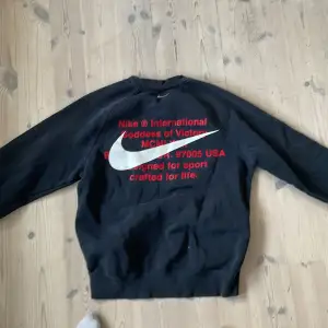 Nike sweatshirt i storlek S men passar även M