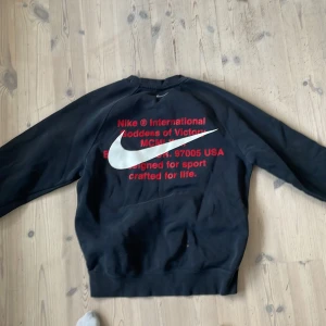 Nike sweatshirt - Nike sweatshirt i storlek S men passar även M