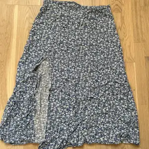 Söt blommig kjol från shein🥰 Ej använd mer än provad🫶🏻 Säljer då den är för liten. Storlek xs/34