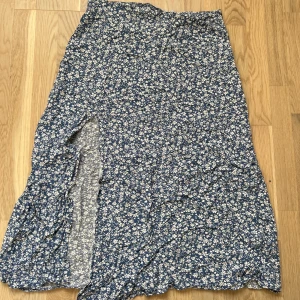 Söt kjol - Söt blommig kjol från shein🥰 Ej använd mer än provad🫶🏻 Säljer då den är för liten. Storlek xs/34