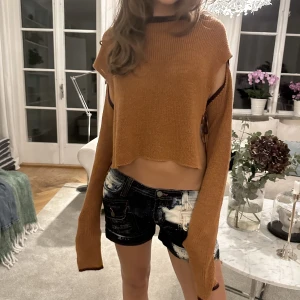 Tröja - Så himla cool tröja som verkligen livar upp outfiten!! Perfekta höstfärger🤎🧡💜