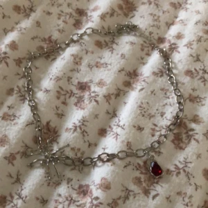Halsband - Jättecoolt halsband med en spindel och nån röd diamant🫶 aldrig använd, sitter lite tajt dock så skulle säga att det är mer som en väldigt lös choker✨