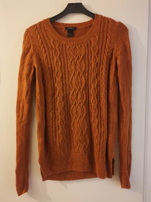 Kopparfärgad finstickad tröja - En mysig stickad tröja i fint skick. Perfekt nu till hösten! 