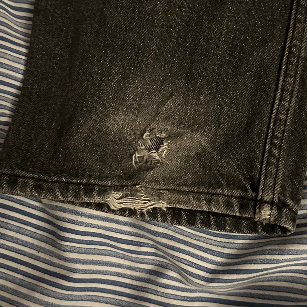Gråa jeans från weekday i stl 25/32 Lite slitningar längst ner där av priset  . Jeans & Byxor.