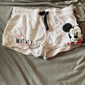 Vita ÄKTA Disney shorts, där av priset!🤍