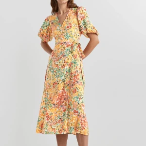 Blommig Omlottklänning  - Disa wrap dress från Gina tricot! Superfint skick och sparsamt använd. Första två bilderna är lånade och den tredje är min egna. 
