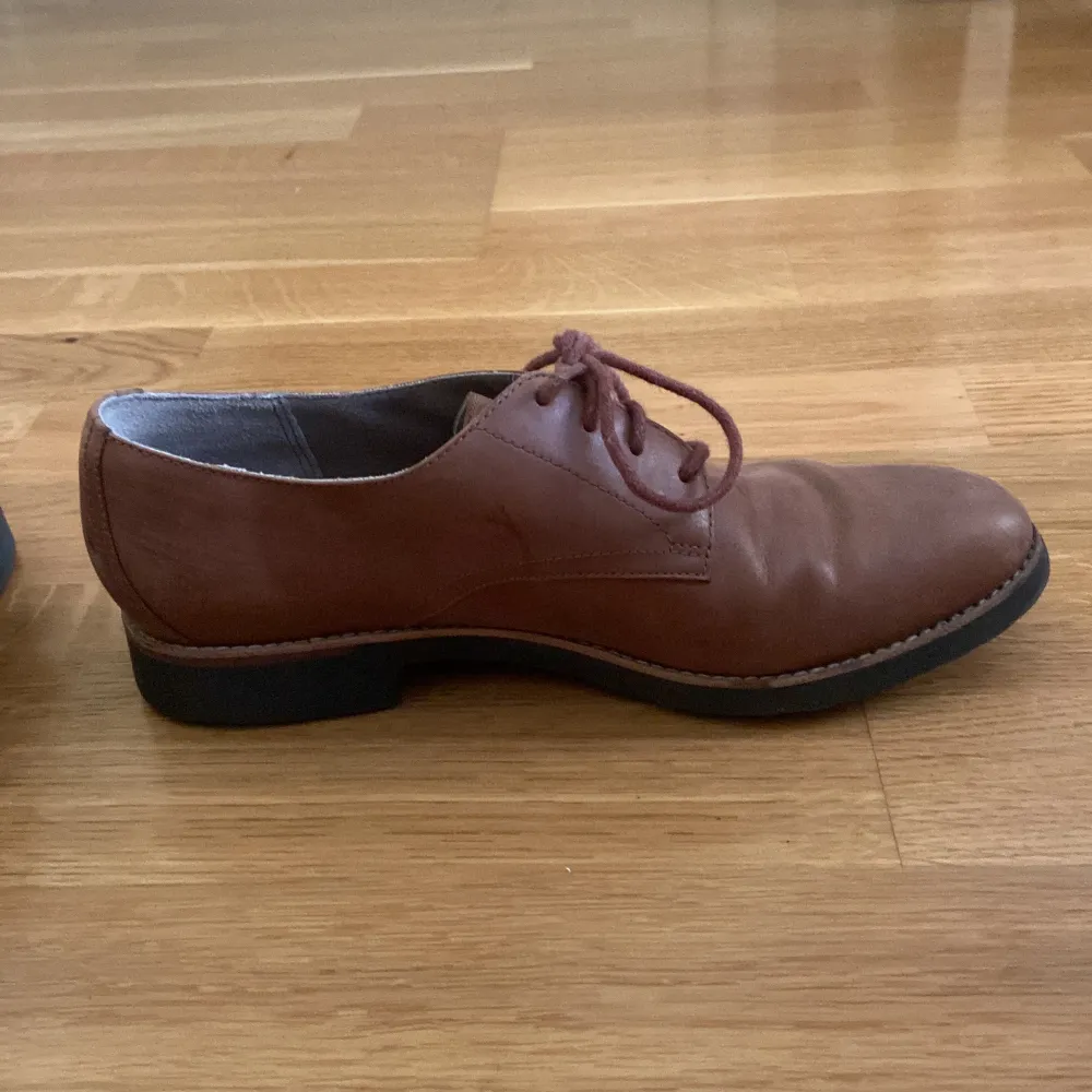 Ett par bruna skor, köpta på sellpy!💓. Skor.
