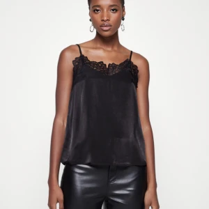 spetslinne  - linne med spets från ONLY med justerbara band. säljer eftersom den inte kommit till användning. prislappen sitter fortfarande på så i nyskick. 