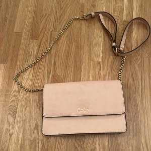 DKNY väska  - Väska använda ca 5 ggr Max, nypris 1700 säljs för 500 kr 