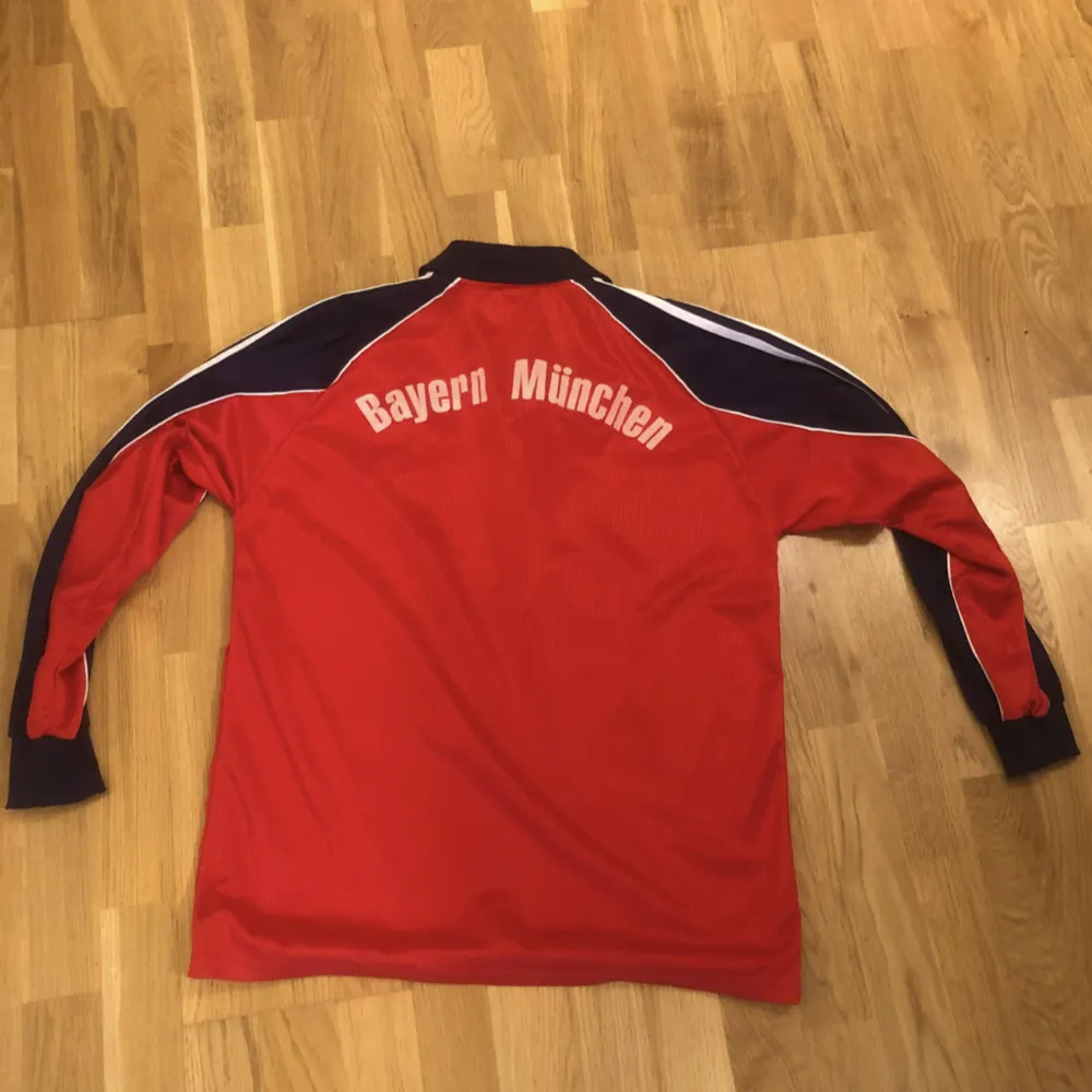 En cool Bayern München tröja från säsongen 1999/00, den är i perfekt skick och är väldigt rare. Det står ingen storlek men skulle gissa medium. T-shirts.